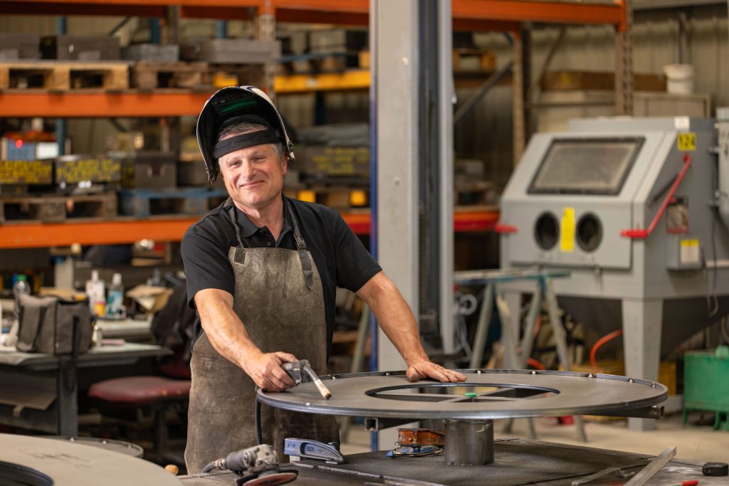 Travail du métal et soudure de précision sur une pièce technique chez Chastagner.