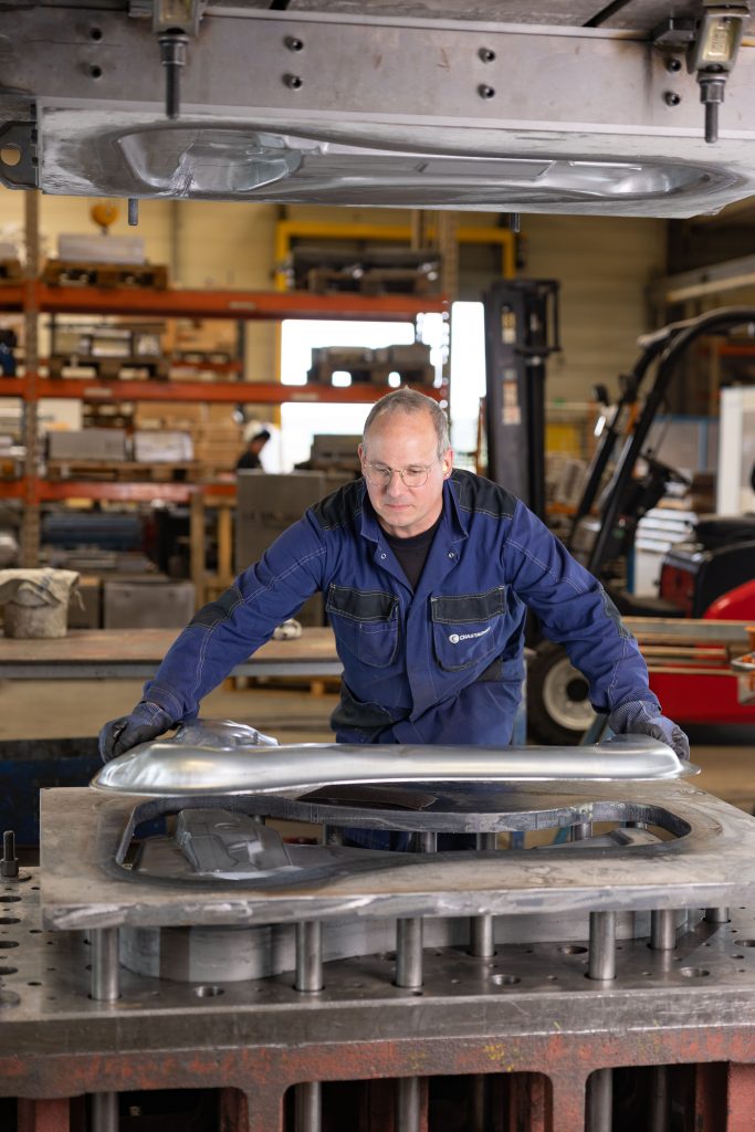 Opérateur Chastagner en atelier travaillant sur une opération de presse et emboutissage pour la fabrication de pièces métalliques techniques.