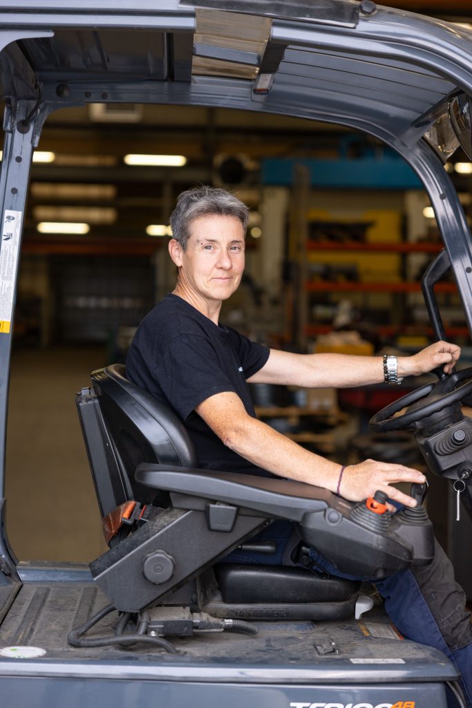 Technicienne logistique et conditionnement au volant d’un chariot élévateur dans les ateliers Chastagner.