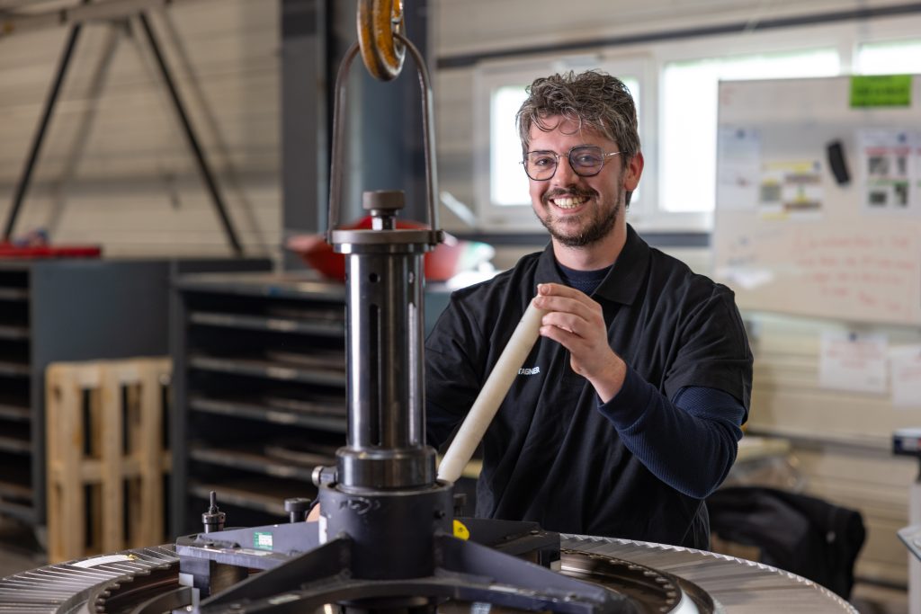 Monteur-intégrateur compresseur aéronautique assemblant un composant technique chez Chastagner.