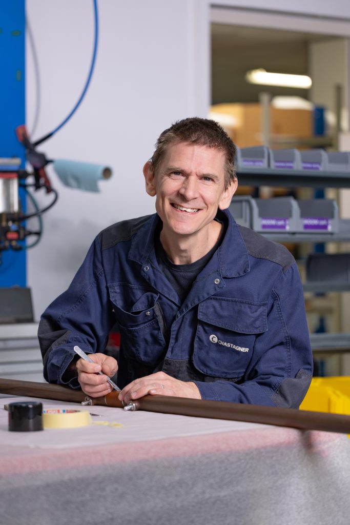 Collaborateur Chastagner lors de l’assemblage et de l’intégration d’un produit d’exception