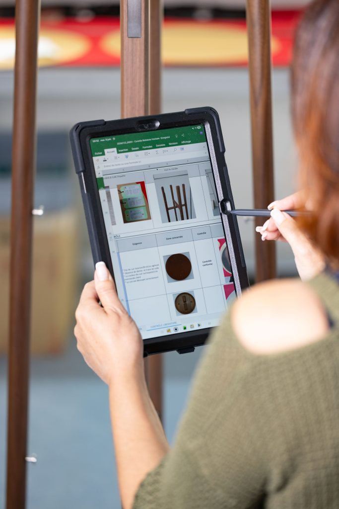 Contrôle qualité d’un produit technique haut de gamme avec tablette dans les ateliers Chastagner.