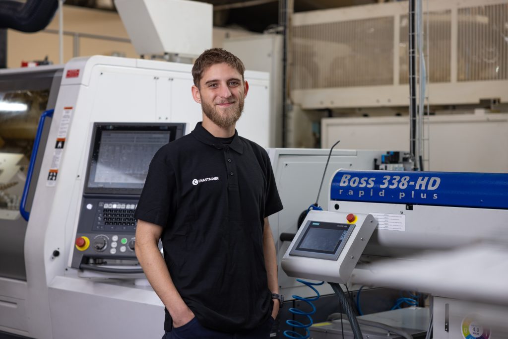 Technicien décolletage CNC haute précision devant une machine Citizen chez Chastagner.
