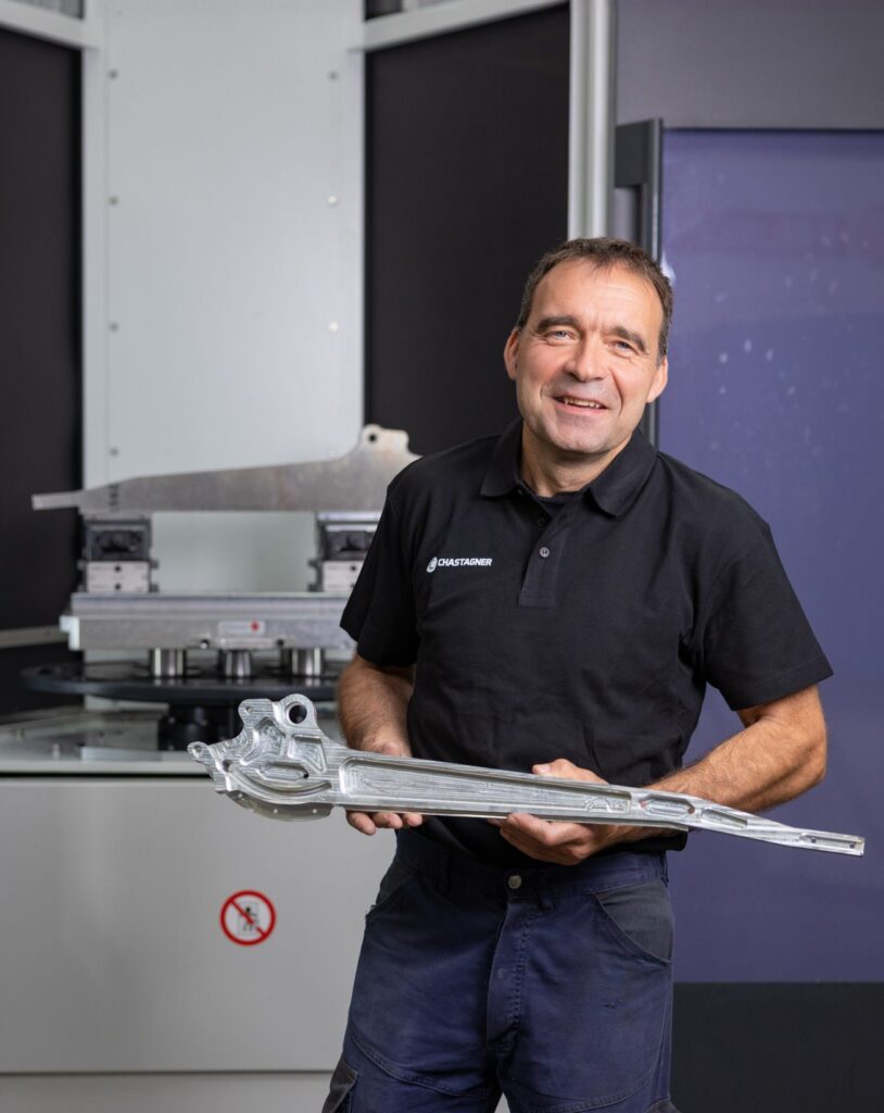 Fraiseur haute précision travaillant sur une cellule robotisée chez Chastagner.