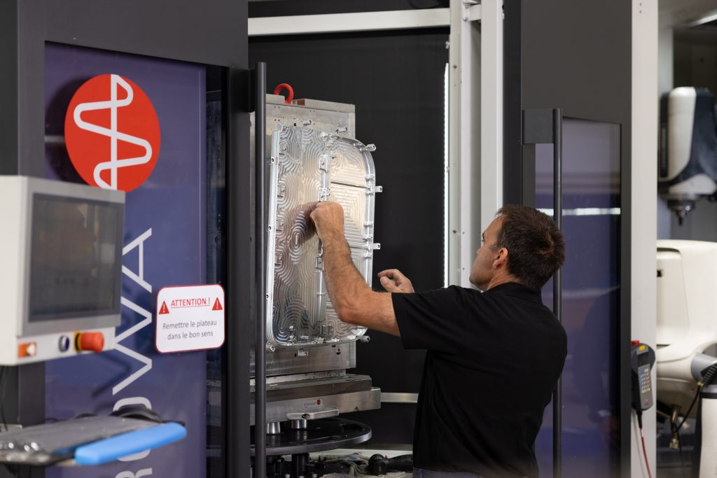 Fraiseur Chastagner intervenant sur une pièce métallique complexe dans une machine d’usinage.