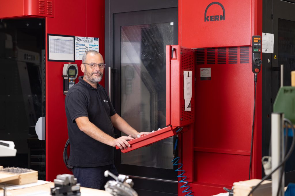 Expert micro-usinage réalisant une pièce technique de précision sur machine KERN chez Chastagner.