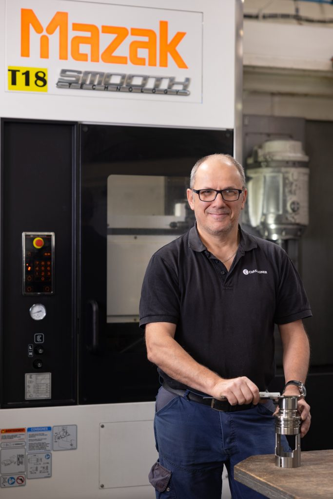 Technicien usinage CNC devant une machine Mazak dans les ateliers Chastagner.
