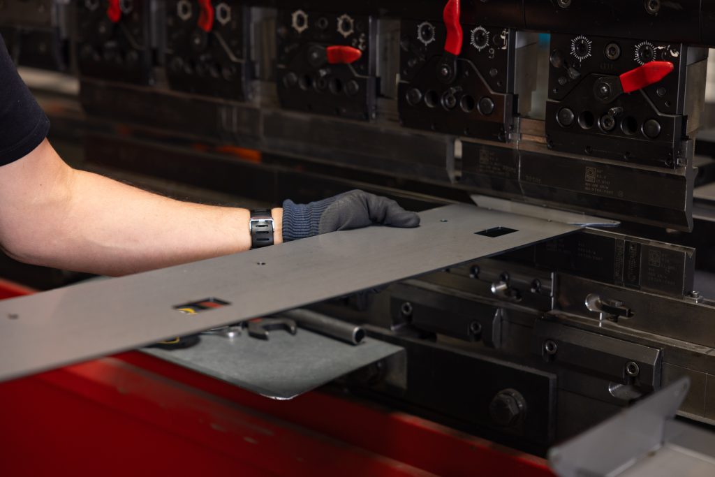 Opération de pliage de tôlerie en atelier Chastagner, illustrant la fabrication de pièces métalliques techniques avec précision industrielle.