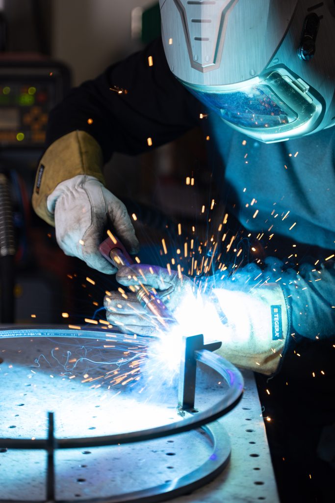 Opération de soudure en atelier sur une pièce métallique, illustrant le savoir-faire industriel et la maîtrise d’assemblage Chastagner.