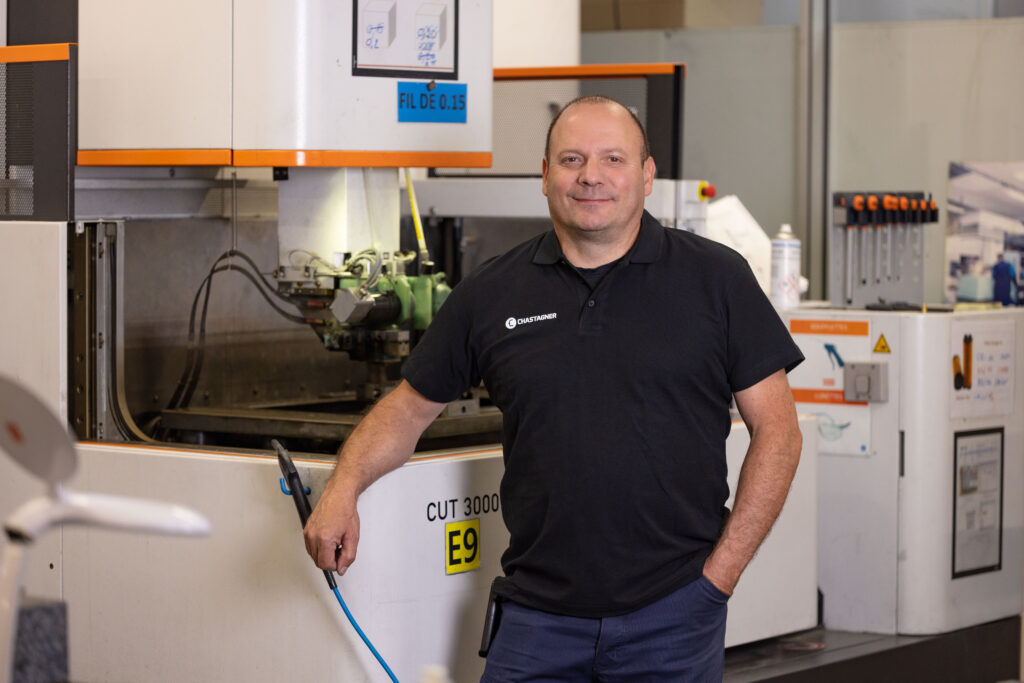 Collaborateur Chastagner devant une machine d’électro-érosion en atelier, illustrant un procédé d’usinage de précision pour pièces techniques complexes.